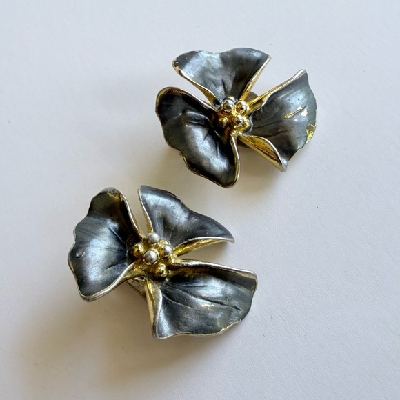 Vintage Chanel 1950s Gold-Plated Hydrangea Flower Clip Earrings by Lina Baretti - Picture 5 of 15
